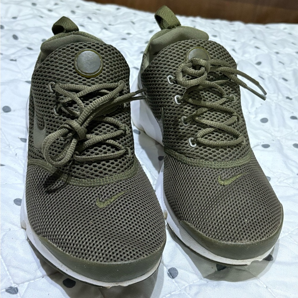 Nike Presto Fly Running Sneakers in Olive Green. Sz 6Y Boys = Women’s 8